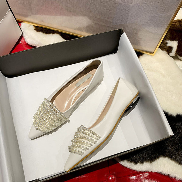 Jauna modeļa smailas kurpes ar pērļu rotājumu