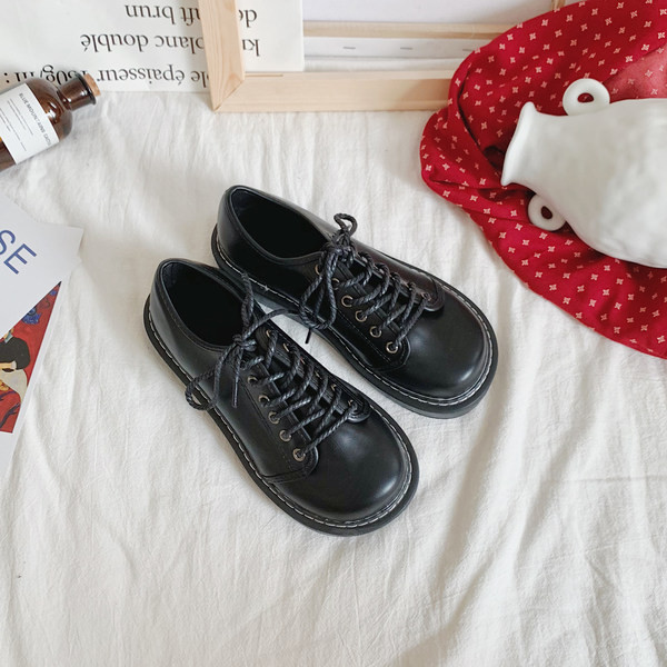 Ikdienas sieviešu ādas apavi ar šņorēm