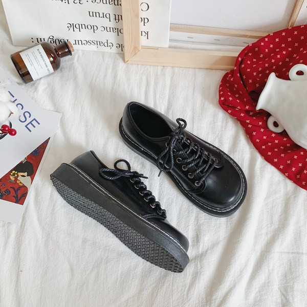 Ikdienas sieviešu ādas apavi ar šņorēm