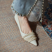 Modernas sieviešu smailas kurpes ar pērlēm