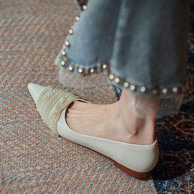 Modernas sieviešu smailas kurpes ar pērlēm