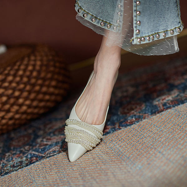 Modernas sieviešu smailas kurpes ar pērlēm