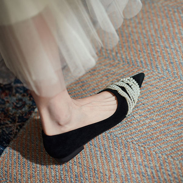 Modernas sieviešu smailas kurpes ar pērlēm