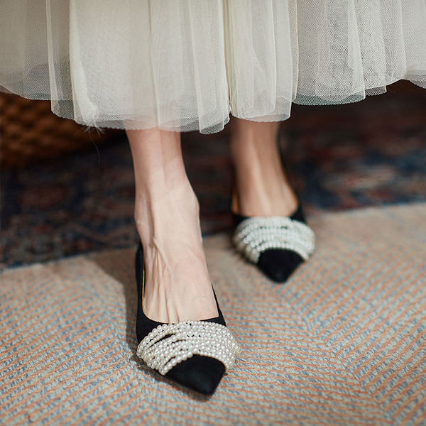 Modernas sieviešu smailas kurpes ar pērlēm