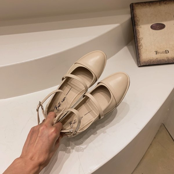 Ikdienas sieviešu ādas apavi ar sprādzi - plakanu zoli