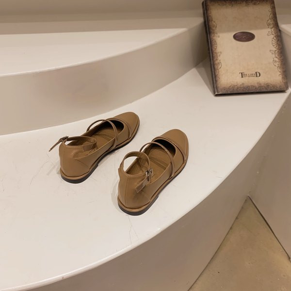 Ikdienas sieviešu ādas apavi ar sprādzi - plakanu zoli