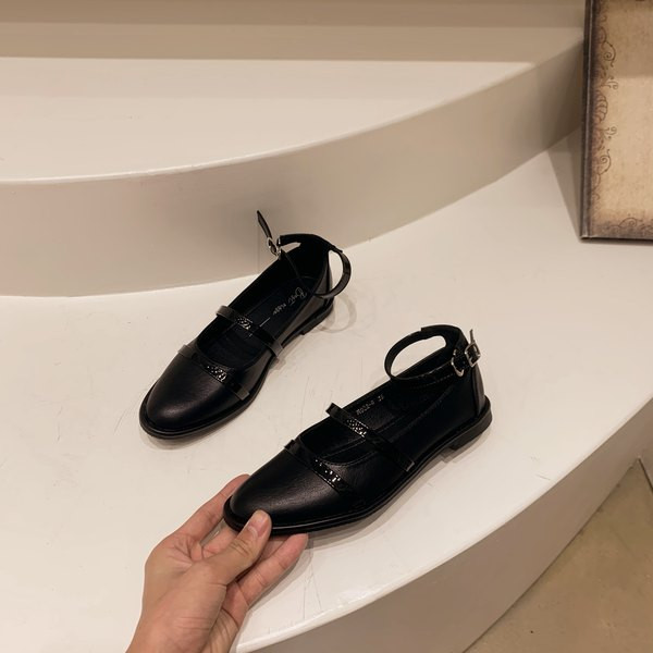 Ikdienas sieviešu ādas apavi ar sprādzi - plakanu zoli