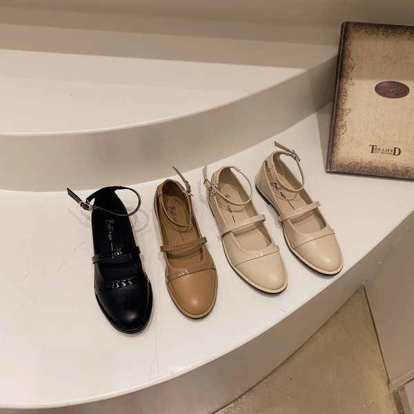 Ikdienas sieviešu ādas apavi ar sprādzi - plakanu zoli