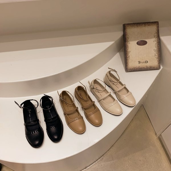 Ikdienas sieviešu ādas apavi ar sprādzi - plakanu zoli