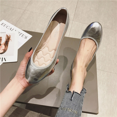 Modernas sieviešu pavasara kurpes vairākās krāsās