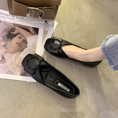 Sieviešu ikdienas plakani apavi ar metāla elementu