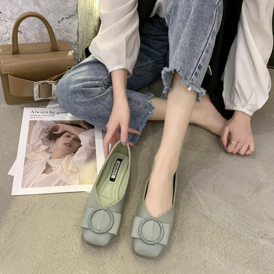 Sieviešu ikdienas plakani apavi ar metāla elementu