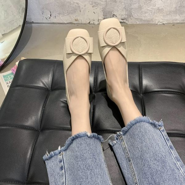 Sieviešu ikdienas plakani apavi ar metāla elementu