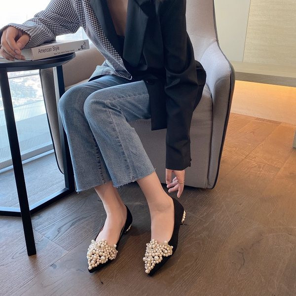 Mūsdienīgi sieviešu apavi ar pērļu smailo modeli