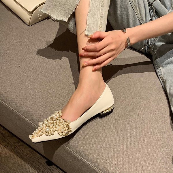 Mūsdienīgi sieviešu apavi ar pērļu smailo modeli
