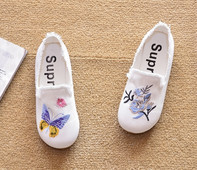 Ikdienas apavi ar plakanām zolēm un izšuvumiem