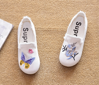 Ikdienas apavi ar plakanām zolēm un izšuvumiem