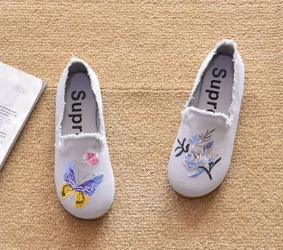 Ikdienas apavi ar plakanām zolēm un izšuvumiem