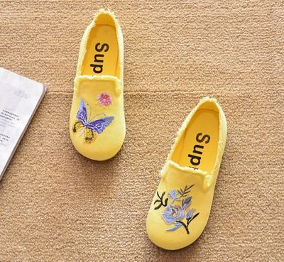 Ikdienas apavi ar plakanām zolēm un izšuvumiem