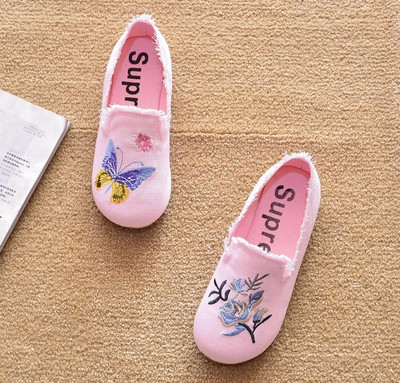 Ikdienas apavi ar plakanām zolēm un izšuvumiem