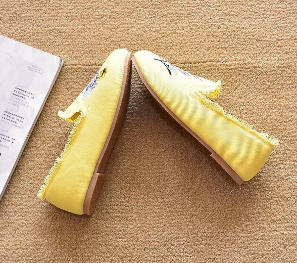 Ikdienas apavi ar plakanām zolēm un izšuvumiem