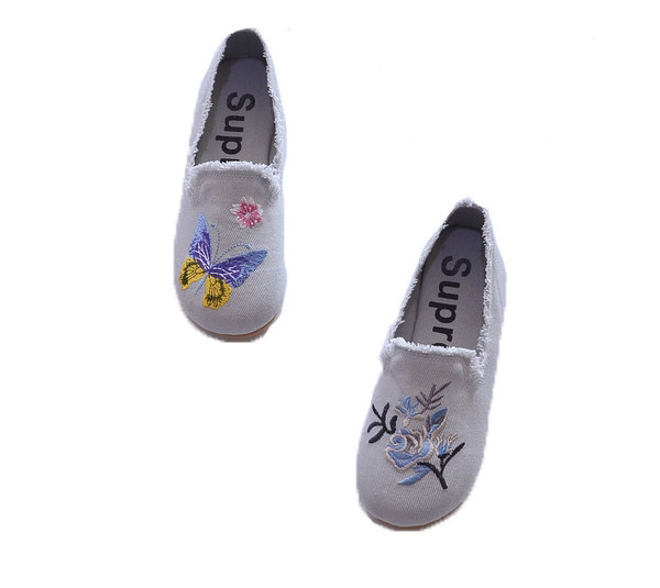 Ikdienas apavi ar plakanām zolēm un izšuvumiem