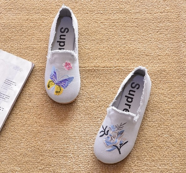 Ikdienas apavi ar plakanām zolēm un izšuvumiem