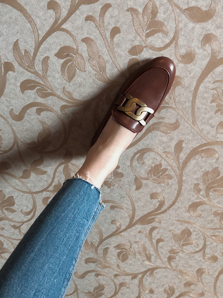 Sieviešu ādas apavi ar metāla apdari vairākās krāsās