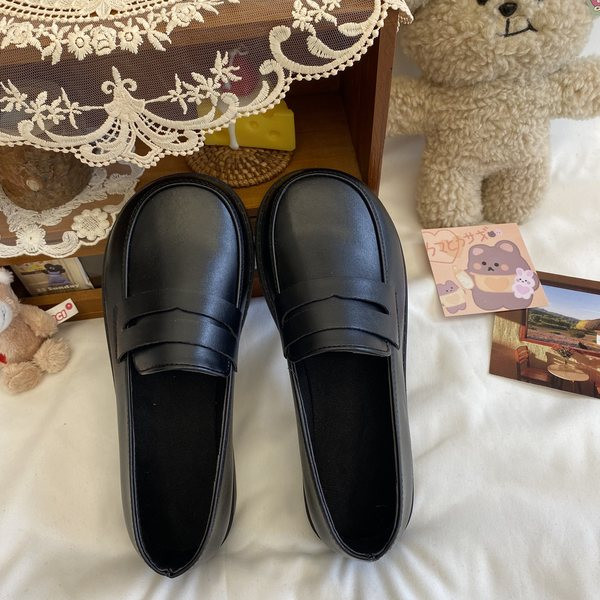 Pavasara ādas sieviešu apavi ar plakanu zoli