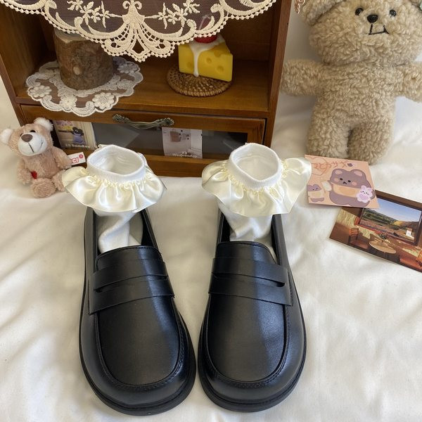 Pavasara ādas sieviešu apavi ar plakanu zoli