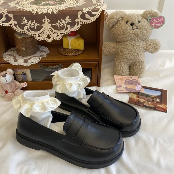 Pavasara ādas sieviešu apavi ar plakanu zoli