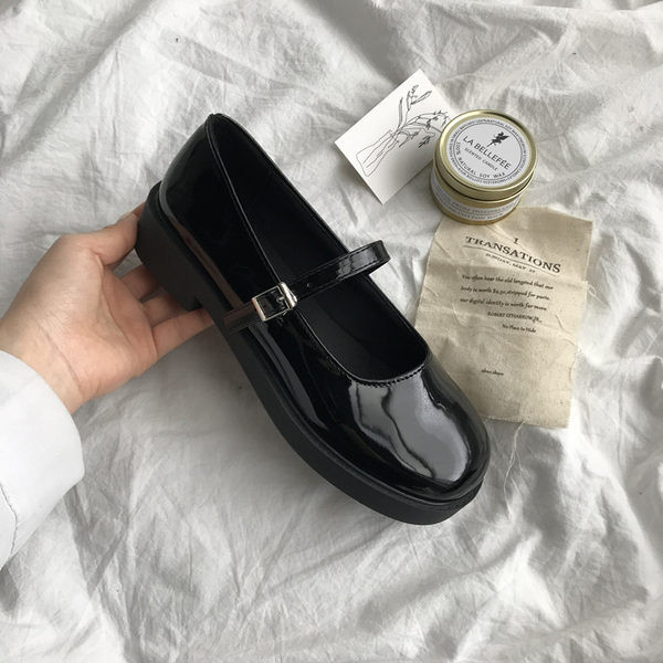 Alkalmi női cipő csattal és lapos talppal