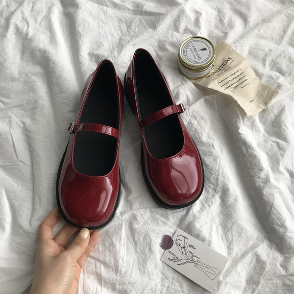 Alkalmi női cipő csattal és lapos talppal