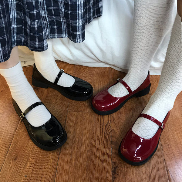 Alkalmi női cipő csattal és lapos talppal