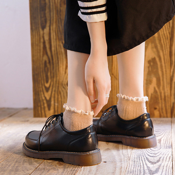 Jauns sieviešu ādas apavu modelis ar mežģīnēm brūnā un melnā krāsā