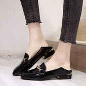 Jauns sieviešu ādas apavu modelis ar metāla elementu un kvadrātveida papēdi