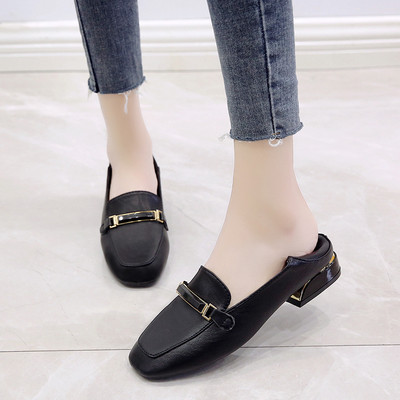 Jauns sieviešu ādas apavu modelis ar metāla elementu un kvadrātveida papēdi