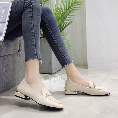 Jauns sieviešu ādas apavu modelis ar metāla elementu un kvadrātveida papēdi