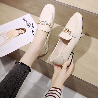 Jauns sieviešu ādas apavu modelis ar metāla elementu un kvadrātveida papēdi