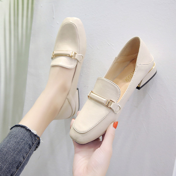 Jauns sieviešu ādas apavu modelis ar metāla elementu un kvadrātveida papēdi