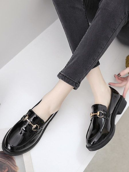 Sieviešu ādas apavi melnā krāsā ar metāla apdari