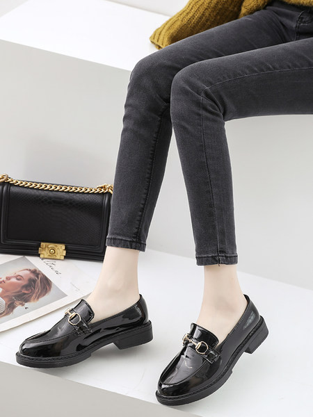 Sieviešu ādas apavi melnā krāsā ar metāla apdari