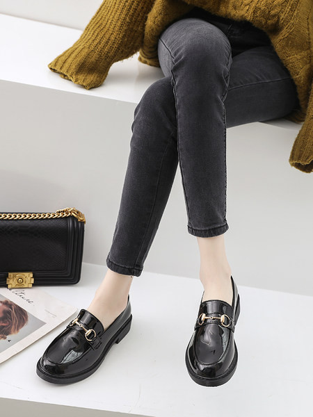 Sieviešu ādas apavi melnā krāsā ar metāla apdari