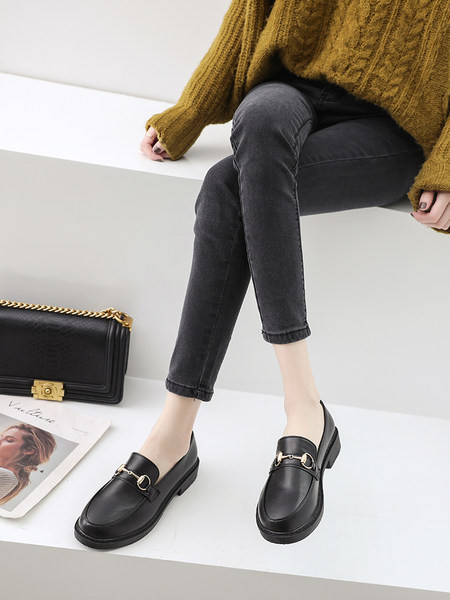 Sieviešu ādas apavi melnā krāsā ar metāla apdari