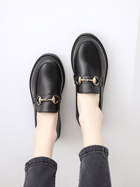 Sieviešu ādas apavi melnā krāsā ar metāla apdari