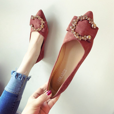 Modernas smailas kurpes ar metāla apdari