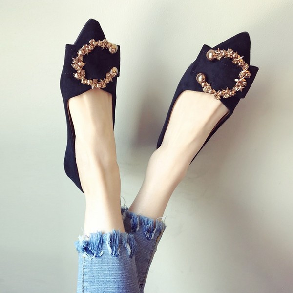 Modernas smailas kurpes ar metāla apdari