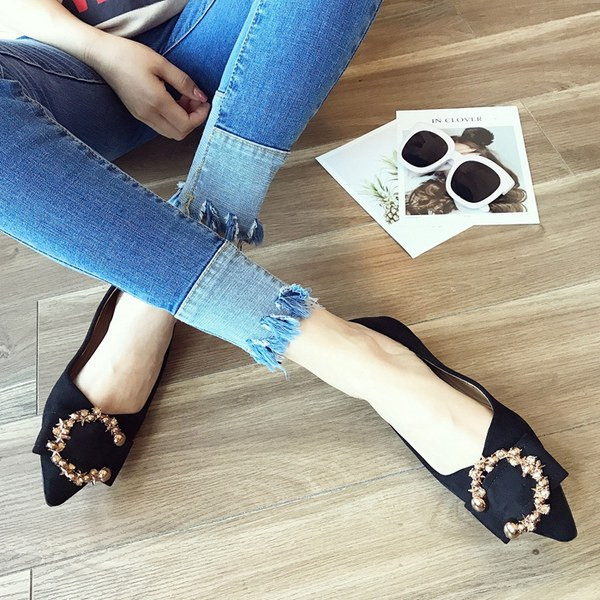 Modernas smailas kurpes ar metāla apdari