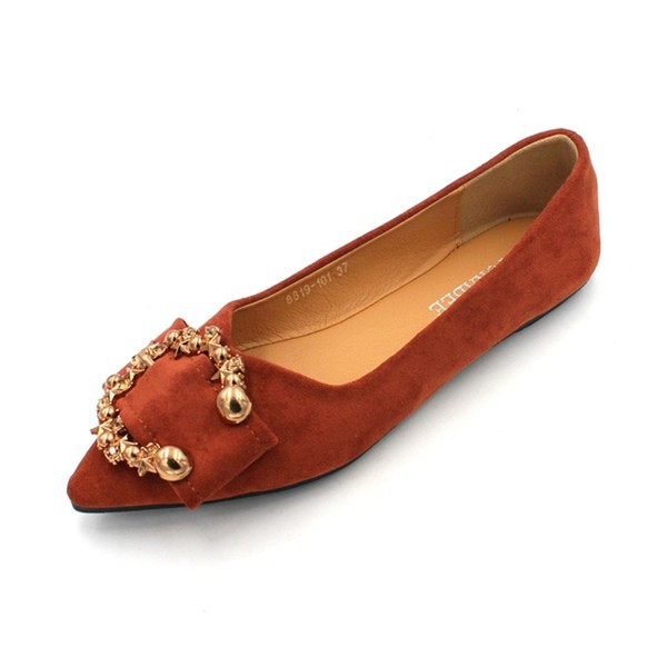 Modernas smailas kurpes ar metāla apdari