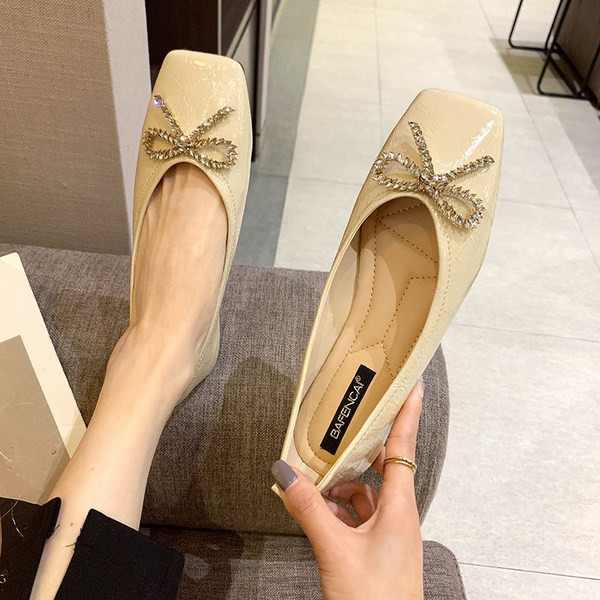 Sieviešu lakādas apavi ar lentes apdari